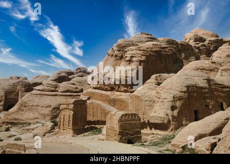 Petra, die großartige antike Stadt, die sich halb in der windgepeitschten Landschaft des südlichen Jordans versteckt, ist eine der berühmtesten Touristenattraktionen der Welt. Stockfoto