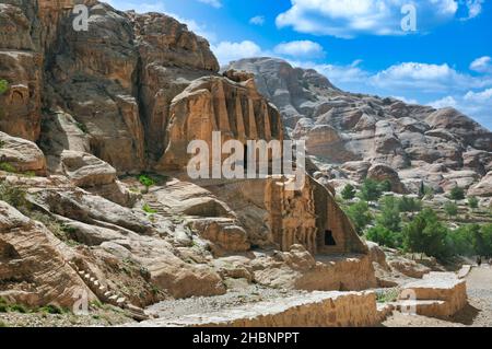 Petra, die großartige antike Stadt, die sich halb in der windgepeitschten Landschaft des südlichen Jordans versteckt, ist eine der berühmtesten Touristenattraktionen der Welt. Stockfoto