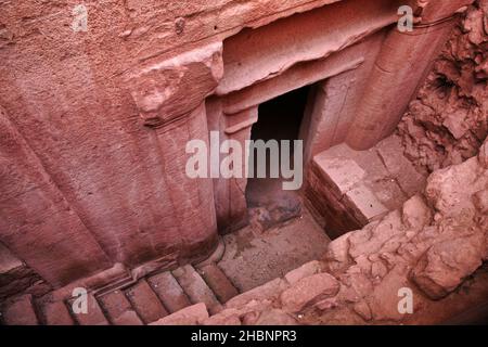 Petra, die großartige antike Stadt, die sich halb in der windgepeitschten Landschaft des südlichen Jordans versteckt, ist eine der berühmtesten Touristenattraktionen der Welt. Stockfoto