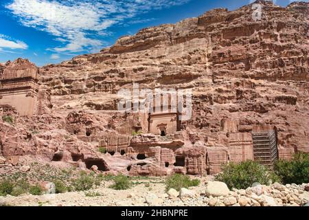 Petra, die großartige antike Stadt, die sich halb in der windgepeitschten Landschaft des südlichen Jordans versteckt, ist eine der berühmtesten Touristenattraktionen der Welt. Stockfoto