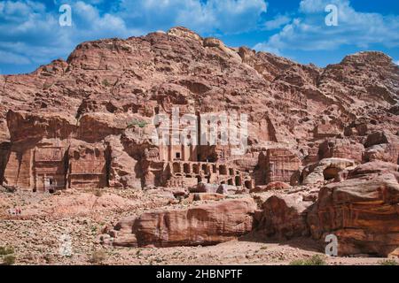 Petra, die großartige antike Stadt, die sich halb in der windgepeitschten Landschaft des südlichen Jordans versteckt, ist eine der berühmtesten Touristenattraktionen der Welt. Stockfoto