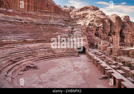 Petra, die großartige antike Stadt, die sich halb in der windgepeitschten Landschaft des südlichen Jordans versteckt, ist eine der berühmtesten Touristenattraktionen der Welt. Stockfoto