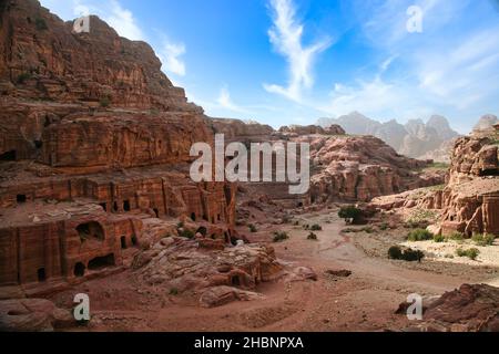 Petra, die großartige antike Stadt, die sich halb in der windgepeitschten Landschaft des südlichen Jordans versteckt, ist eine der berühmtesten Touristenattraktionen der Welt. Stockfoto