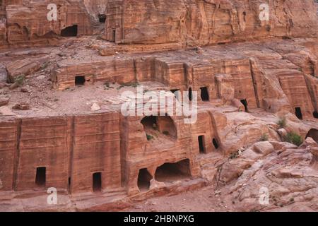 Petra, die großartige antike Stadt, die sich halb in der windgepeitschten Landschaft des südlichen Jordans versteckt, ist eine der berühmtesten Touristenattraktionen der Welt. Stockfoto