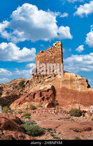 Petra, die großartige antike Stadt, die sich halb in der windgepeitschten Landschaft des südlichen Jordans versteckt, ist eine der berühmtesten Touristenattraktionen der Welt. Stockfoto