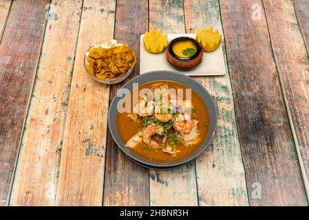 Encebollado ist ein Essen, das mit viel Zwiebel gewürzt und mit Gewürzen gewürzt wird. Es gilt als das Flaggschiff der ecuadorianischen Gastronomie. Stockfoto
