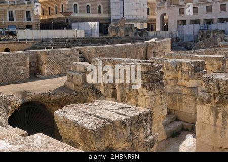 Das römische Amphitheater von Lecce ist ein römisches Denkmal auf der piazza Sant'Oronzo. Es stammt aus der Augustinerzeit. Stockfoto