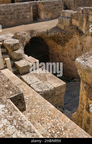 Das römische Amphitheater von Lecce ist ein römisches Denkmal auf der piazza Sant'Oronzo. Es stammt aus der Augustinerzeit. Stockfoto