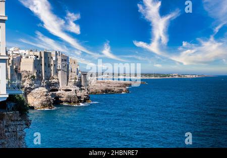 Polignano a Mare, Apulien Stadt am mittelmeer, Italien, schöne Aussicht auf felsige Küste mit Stadtgebäuden. Stockfoto