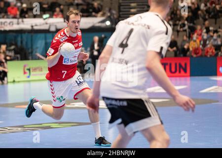 Aalborg, Dänemark. 18th, Dezember 2021. Felix Claar (7) von Aalborg Handball beim dänischen HTH Herreliga-Spiel zwischen Aalborg Handball und Bjerringbro-Silkeborg Handball in der Jutlander Bank Arena in Aalborg. (Foto: Gonzales Photo – Balazs Popal). Stockfoto