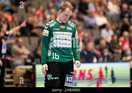 Aalborg, Dänemark. 18th, Dezember 2021. Mikael Aggefors (16) von Aalborg Handball beim dänischen HTH Herreliga-Spiel zwischen Aalborg Handball und Bjerringbro-Silkeborg Handball in der Jutlander Bank Arena in Aalborg. (Foto: Gonzales Photo – Balazs Popal). Stockfoto