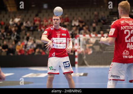 Aalborg, Dänemark. 18th, Dezember 2021. Aron Palmarsson (4) von Aalborg Handball beim dänischen HTH Herreliga-Spiel zwischen Aalborg Handball und Bjerringbro-Silkeborg Handball in der Jutlander Bank Arena in Aalborg. (Foto: Gonzales Photo – Balazs Popal). Stockfoto