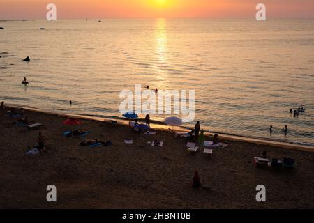 Atemberaubender Sonnenuntergang in Gallipoli (Lecce, Apulien). Lebendige Farben am Himmel. Suggestive und emotionale Sicht. Stockfoto