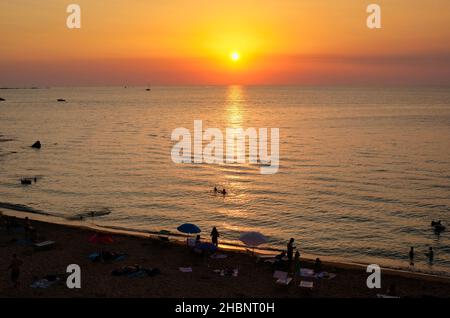 Atemberaubender Sonnenuntergang in Gallipoli (Lecce, Apulien). Lebendige Farben am Himmel. Suggestive und emotionale Sicht. Stockfoto