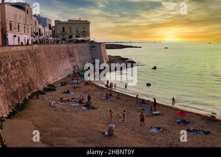 Atemberaubender Sonnenuntergang in Gallipoli (Lecce, Apulien). Lebendige Farben am Himmel. Suggestive und emotionale Sicht. Stockfoto