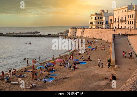 Atemberaubender Sonnenuntergang in Gallipoli (Lecce, Apulien). Lebendige Farben am Himmel. Suggestive und emotionale Sicht. Stockfoto