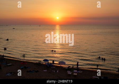 Atemberaubender Sonnenuntergang in Gallipoli (Lecce, Apulien). Lebendige Farben am Himmel. Suggestive und emotionale Sicht. Stockfoto