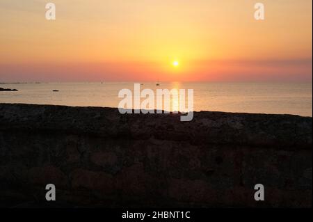 Atemberaubender Sonnenuntergang in Gallipoli (Lecce, Apulien). Lebendige Farben am Himmel. Suggestive und emotionale Sicht. Stockfoto