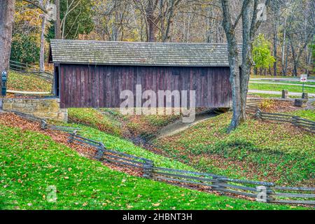 Die Thomas J. Malone Covered Bridge im Pioneer Village im Beaver Creek State Park in East Liverpool, Ohio. Stockfoto