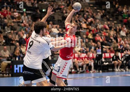 Aalborg, Dänemark. 18th, Dezember 2021. Felix Claar (7) von Aalborg Handball beim dänischen HTH Herreliga-Spiel zwischen Aalborg Handball und Bjerringbro-Silkeborg Handball in der Jutlander Bank Arena in Aalborg. (Foto: Gonzales Photo – Balazs Popal). Stockfoto