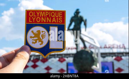 14. Juni 2021, Lyon, Frankreich. Das Emblem des Fußballvereins Olympique Lyonnais vor der Kulisse des modernen Stadions. Stockfoto