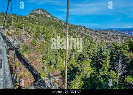 Blick von der 1,5 km hohen Hängebrücke auf dem Gipfel des Großvater Mountain in den Blue Ridge Mountains von North Carolina. Stockfoto