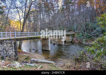 Fußgängerbrücke über den Linville River, die durch das Linville Falls Visitor Center auf dem Blue Ridge Parkway in North Carolina führt. Stockfoto