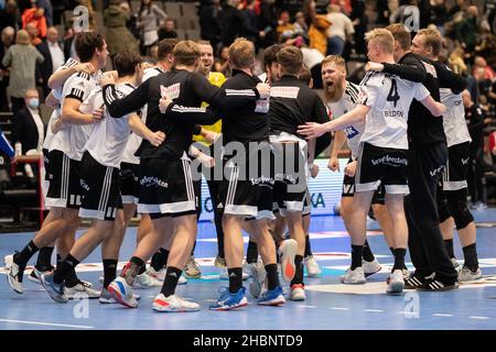 Aalborg, Dänemark. 18th, Dezember 2021. Die Spieler von Bjerringbro-Silkeborg Handball feiern den Sieg nach dem dänischen HTH Herreliga-Spiel zwischen Aalborg Handball und Bjerringbro-Silkeborg Handball in der Jutlander Bank Arena in Aalborg. (Foto: Gonzales Photo – Balazs Popal). Stockfoto