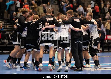 Aalborg, Dänemark. 18th, Dezember 2021. Die Spieler von Bjerringbro-Silkeborg Handball feiern den Sieg nach dem dänischen HTH Herreliga-Spiel zwischen Aalborg Handball und Bjerringbro-Silkeborg Handball in der Jutlander Bank Arena in Aalborg. (Foto: Gonzales Photo – Balazs Popal). Stockfoto