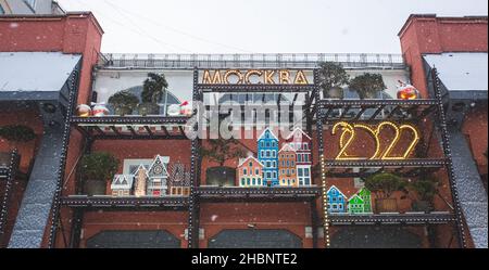 5. Dezember 2021, Moskau, Russland. Eine festliche Installation, die dem neuen Jahr 2022 an der Fassade eines Hauses in Moskau gewidmet ist. Stockfoto