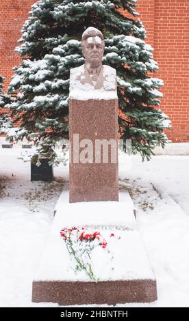 5. Dezember 2021, Moskau, Russland. Denkmal am Grab des Generalsekretärs des Zentralkomitees der KPdSU Leonid Breschnew in der Nekropole in der Nähe Stockfoto