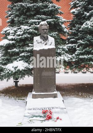 5. Dezember 2021, Moskau, Russland. Denkmal am Grab des sowjetischen Staatsmannes Michail Kainin in der Nekropole in der Nähe der Kremlmauer auf dem Roten Platz. Stockfoto