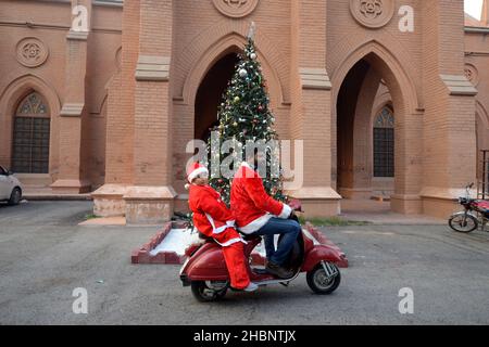 Peshawar, Pakistan. 20th Dez 2021. (12/20/2021) Mitglieder der christlichen Minderheit Pakistans, die als Weihnachtsmänner gekleidet ist, nehmen an einer vorweihnachtlichen Kundgebung auf einer Straße in Peshawar Teil. Pakistan ist ein muslimisches Land mit sunnitischer Mehrheit und vier Millionen Christen bei einer Gesamtbevölkerung von etwa 200 Millionen Menschen. (Foto: Hussain Ali/Pacific Press/Sipa USA) Quelle: SIPA USA/Alamy Live News Stockfoto