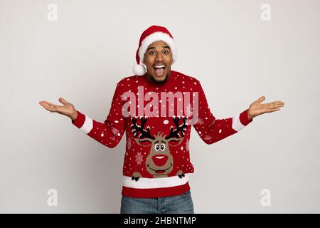 Überrascht african american Santa Claus gestikuliert auf grau Stockfoto