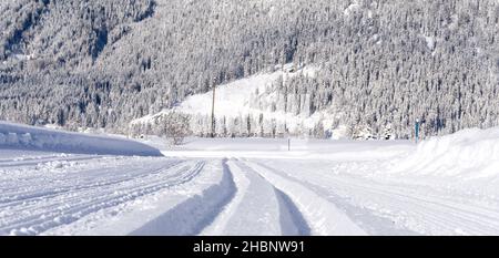 Nahaufnahme der Langlaufloipe, selektiver Fokus. Winter im Ehrwalder Tal, Tirol, Österreich, Europa. Stockfoto