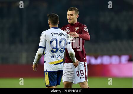 Alessandro Buongiorno vom FC Turin und Giovanni Simeone Hellas Verona FC im Einsatz während des Spiels der Serie A 2021/22 zwischen dem FC Turin und Hellas Veron Stockfoto