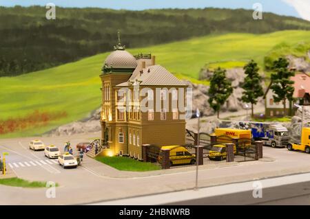 BOROWIEC, POLEN - 12. Mai 2019: Nahaufnahme von Kleingebäuden und Autos auf der Miniatur-Weltausstellung Stockfoto