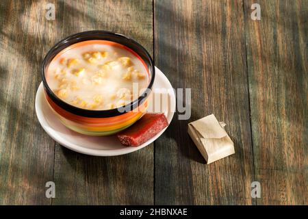 Tasse Mazamorra mit Guava-Süße - typisch kolumbianische Küche. Stockfoto