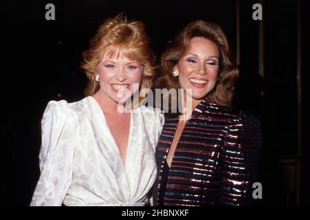 Lauren Tewes und Mary Ann Mobley 1983 Credit: Ralph Dominguez ...