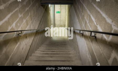 Eine absteigende Treppe mit Lenker führt in den Keller Stockfoto