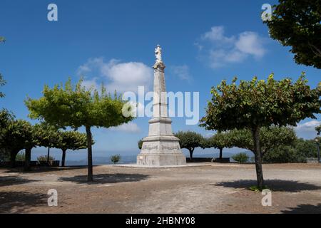 Statue von Nossa Senhora do Rosário auf dem Santuário de Nossa Senhora da Franqueira entlang des Camino Portuguese in Pereira, Portugal. Diese Route des Stockfoto