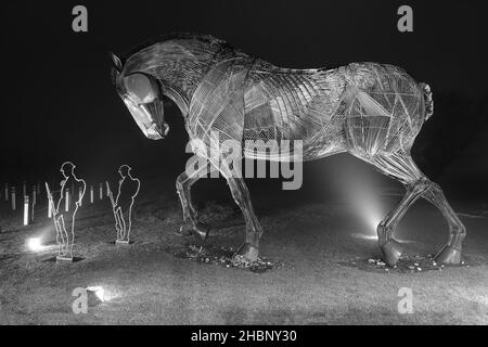 Die war Horse Skulptur & Tommy Silhouetten auf dem Mill Pond Meadow Gedenkwald in Featherstone, West Yorkshire, Großbritannien Stockfoto