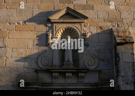 Die Sonne geht im Igreja Matriz Santa Maria la Mayor entlang des Camino Portuguese in Barcelos, Portugal, unter. Diese Route des Jakobswegs Pilger Stockfoto