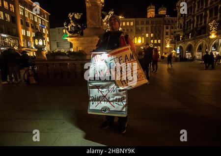 München, Bayern, Deutschland. 20th Dez 2021. Corona-Leugner, Anti-Vaxxer, Junge Alternative/Identitaere Bewegung Mitglieder und mindestens zwei Neonazis (einer sagte, er sei aus Dresden) setzten fort zu zeigen, dass die Anti-Pandemie-Regeln und -Gesetze nicht auf sie anwendbar sind. Fast 200 versammelten sich am Marienplatz, verbrachten dann die nächsten zwei Stunden ohne Registrierung marschieren und einfach den Weg wechseln, als die Polizei versuchte, sie zu stoppen. Das erklärte Ziel besteht darin, diese Ereignisse als „Infektionsparteien“ zu bezeichnen, damit sie wiederhergestellte Zertifikate erhalten können. (Bild: © Sachelle Babbar/ZUMA Press Wire) Stockfoto