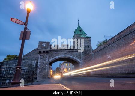 Quebec, Kanada - Oktober 18 2021 : Blick auf die Altstadt von Quebec in der Dämmerung. St. John Gate. Stockfoto