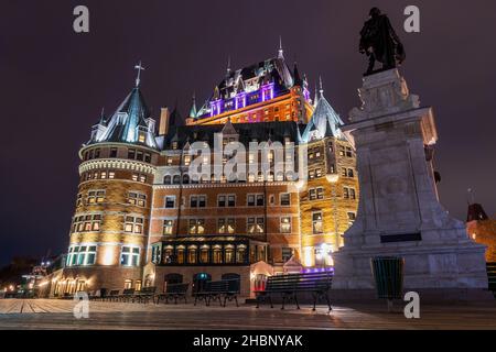 Quebec, Kanada - Oktober 18 2021 : Nachtansicht der Altstadt von Quebec Fairmont Le Chateau Frontenac im Herbst. Stockfoto