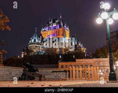 Quebec, Kanada - Oktober 18 2021 : Nachtansicht der Altstadt von Quebec Fairmont Le Chateau Frontenac im Herbst. Stockfoto