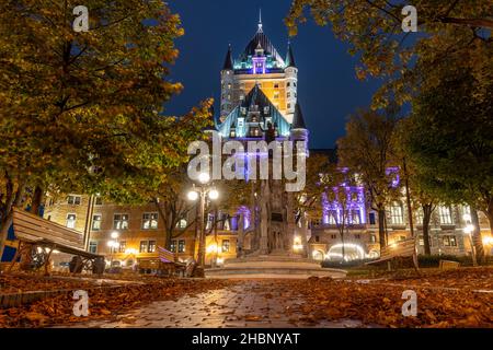 Quebec, Kanada - Oktober 18 2021 : Nachtansicht der Altstadt von Quebec im Herbst. Place d'Armes, landschaftlich gestalteter platz mit einem Brunnen. Stockfoto