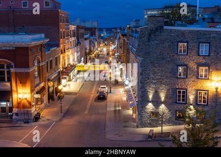 Quebec, Kanada - Oktober 18 2021 : Altstadt von Quebec in der Herbstnacht. Restaurant und Souvenirladen in der Rue Saint-Jean. Stockfoto