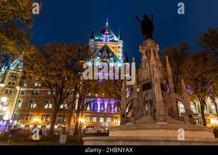 Quebec, Kanada - Oktober 18 2021 : Nachtansicht der Altstadt von Quebec im Herbst. Place d'Armes, landschaftlich gestalteter platz mit einem Brunnen. Stockfoto